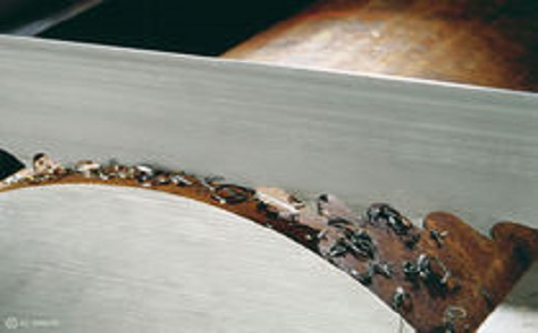 阳江带锯床线速度设定过高，为什么会导致带锯条齿尖发热加速锯条的磨损？